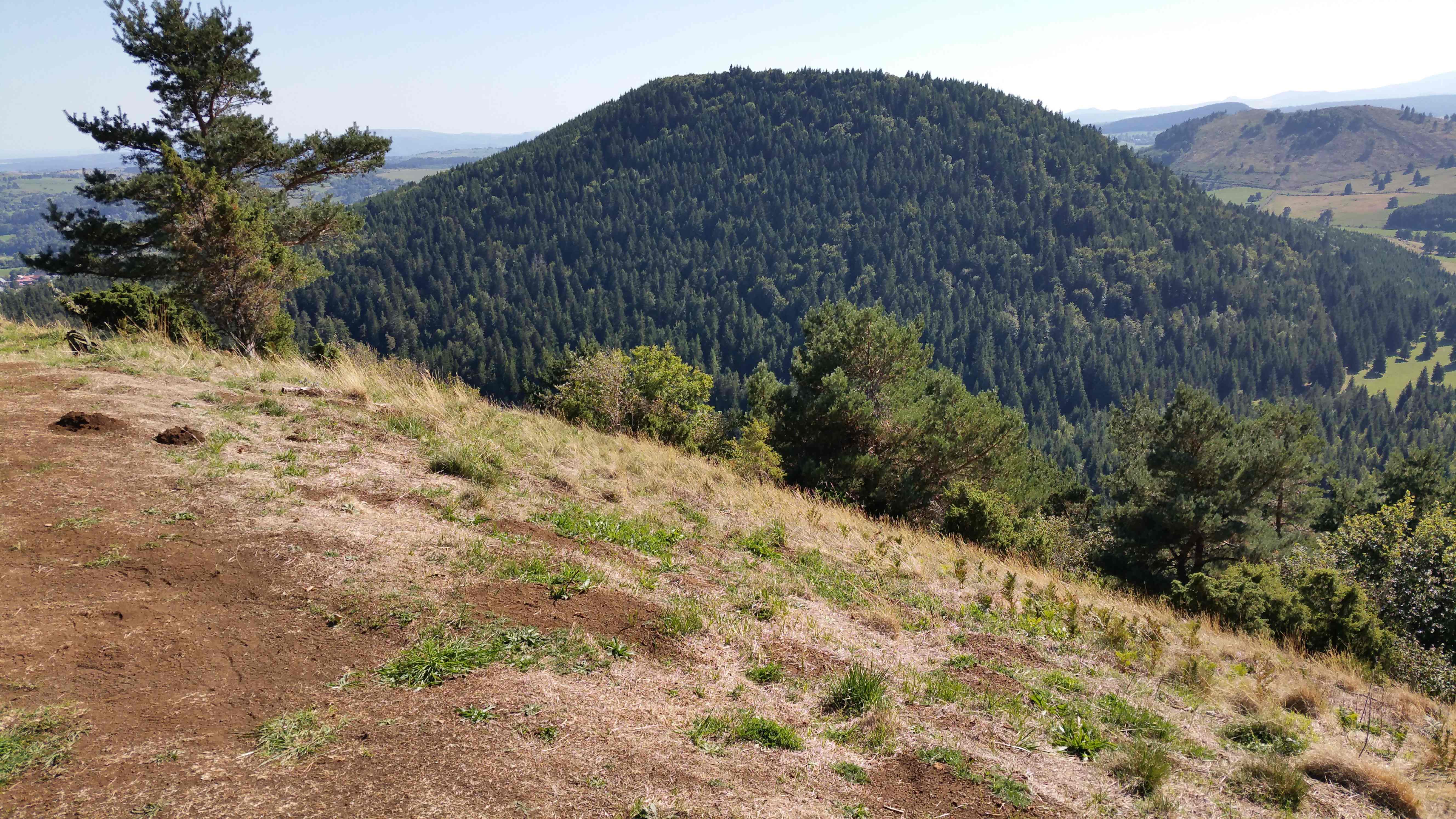 Sauvés des mâchoires des pelleteuses pour s'éroder sous les pieds des touristes et roues des vététistes : l’avenir incertain des volcans de la Chaîne des Puys en Auvergne !